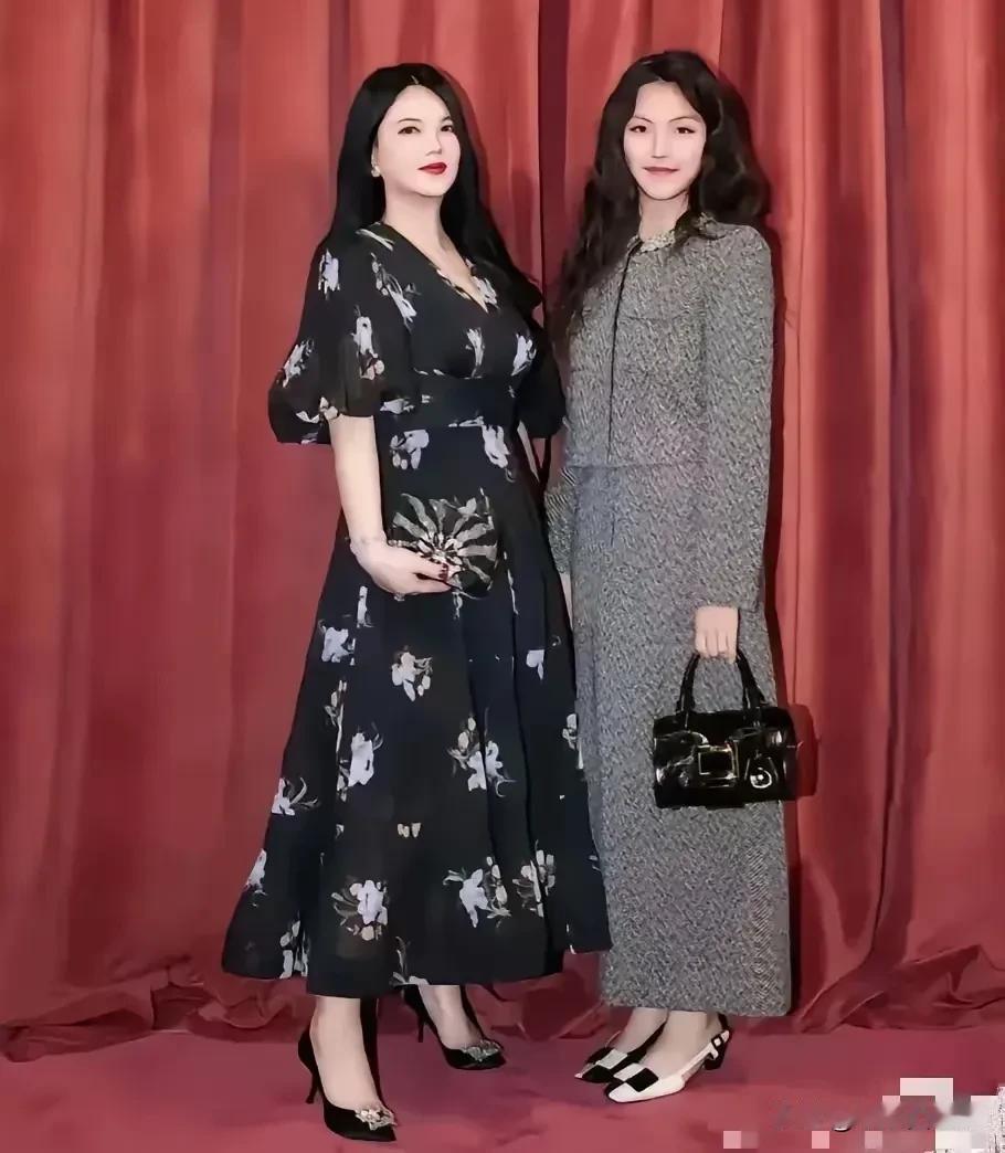 这一对母女看起来是不是很优雅，很有高级感？
无论是穿着还是气质，都给人一种高贵的