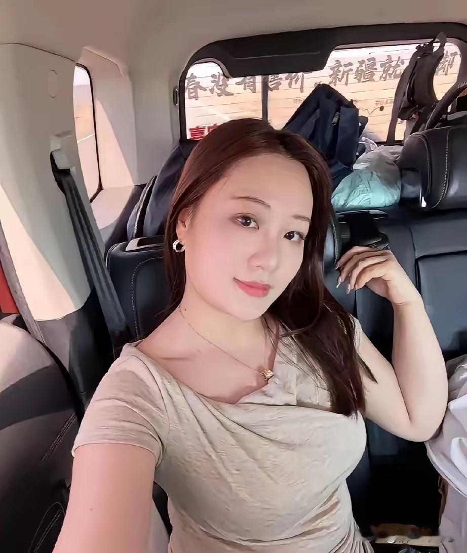 郑州女行政颜值出众举止得体，第三者仅被开除，处罚是不是太轻？
郑州职场这件事引发