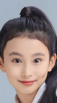 李美奕冰，2014年生于辽宁营口，内地童星演员，6岁入行拍戏。2021年凭借《遮