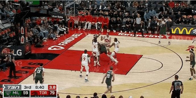 四个人拦不住！字母哥就是现代版奥尼尔！
在今天NAB常规赛雄鹿对阵猛龙的第三节比