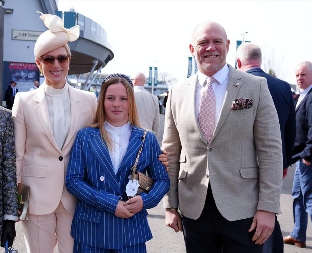 扎拉夫妇带着大女儿看赛马[撒花]
米拉看得出来也是个表情包开心果，
这一家子的同