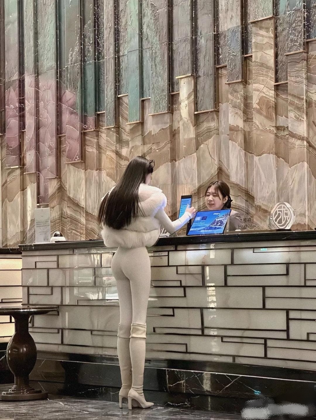 谁懂啊，高端酒店里一眼望去全是漂亮女生，这到底是为什么？ 