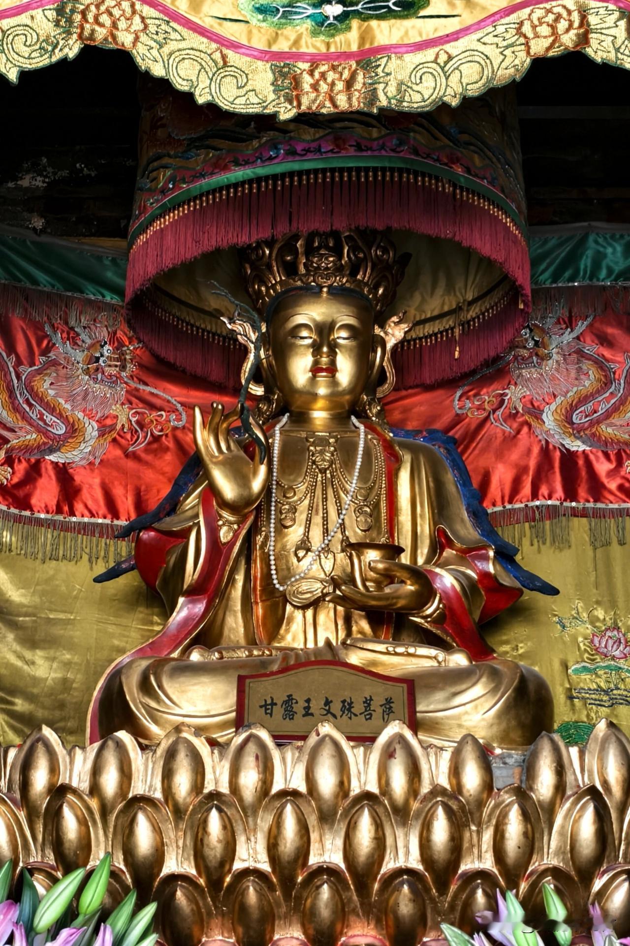 多数游客错过！显通寺藏经殿，藏着一尊罕见甘露王文殊
 
来显通寺，大家争先打卡铜
