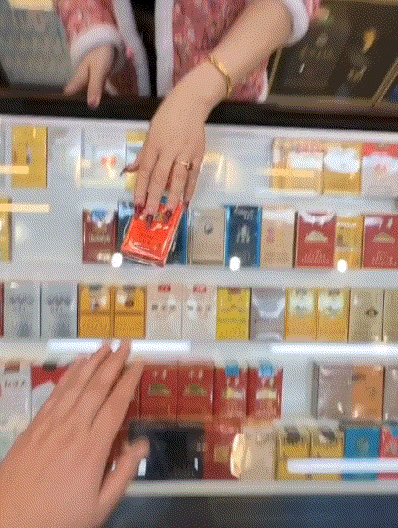 网友:现在卖烟的都这么卷吗，都直接上手了！