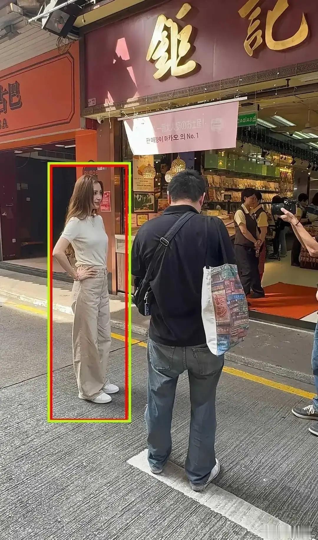 我去... 杨颖现实长这样？生图战神吧 