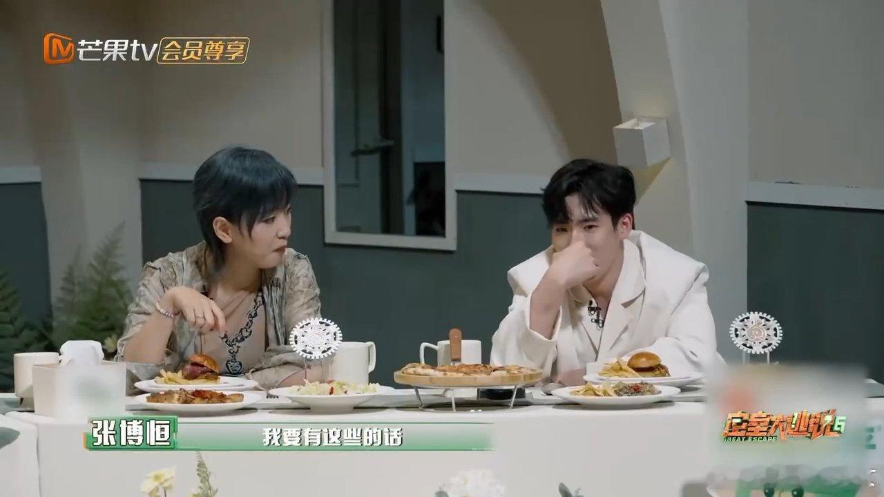 #张博恒害怕得很全面# 太逗了，彭昱畅轻松翻墙后，何炅刚说这对博恒简单，张博恒就