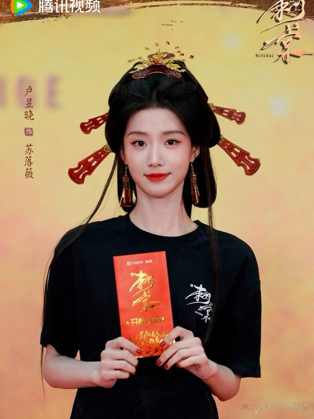 《刺棠》开机官宣阵容，张凌赫一人双角色，梁洁王弘毅加盟，配置拉满。
《刺棠》开机