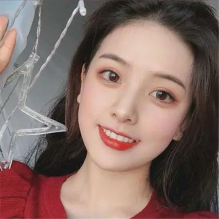 冬日暖阳下的微笑，圣诞树下的幸福时刻✨