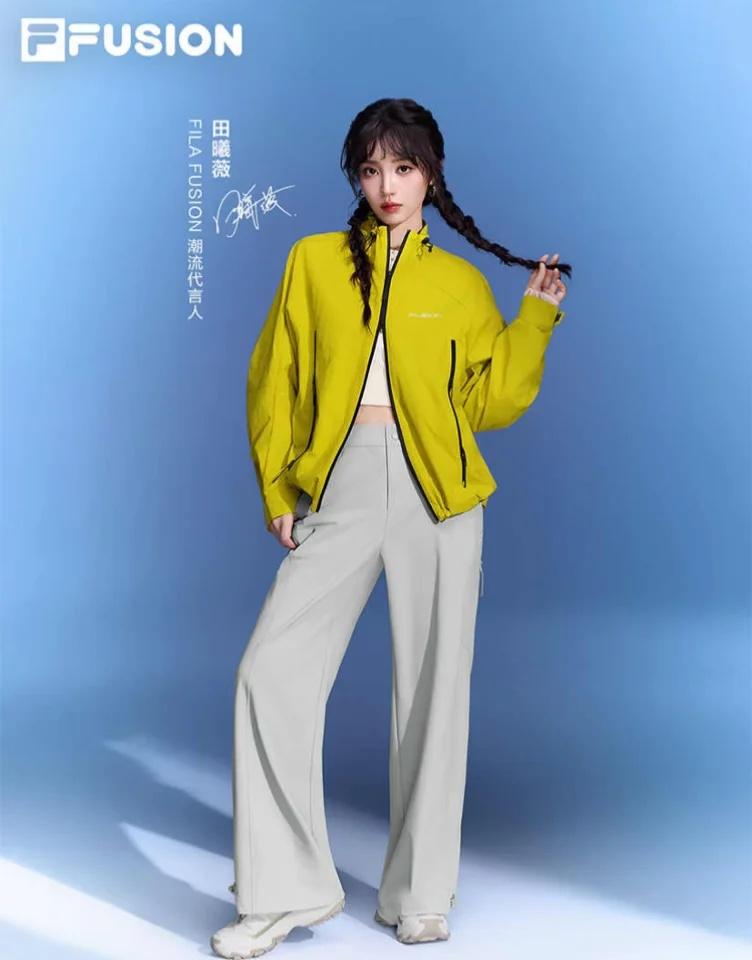 田曦薇 上身轻逸新机服
轻盈不压身，微皱肌理塑造随性气质
亮色飒爽吸睛，A字廓形