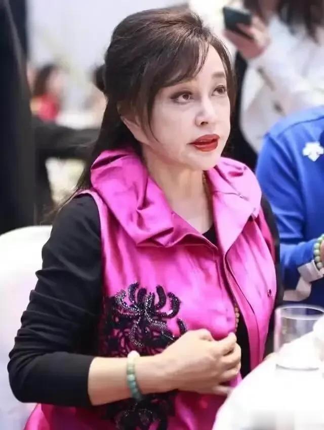 原来这些年我们一直都被照片“骗”了，这才是她真实的样子！

都以为现实中的她保养