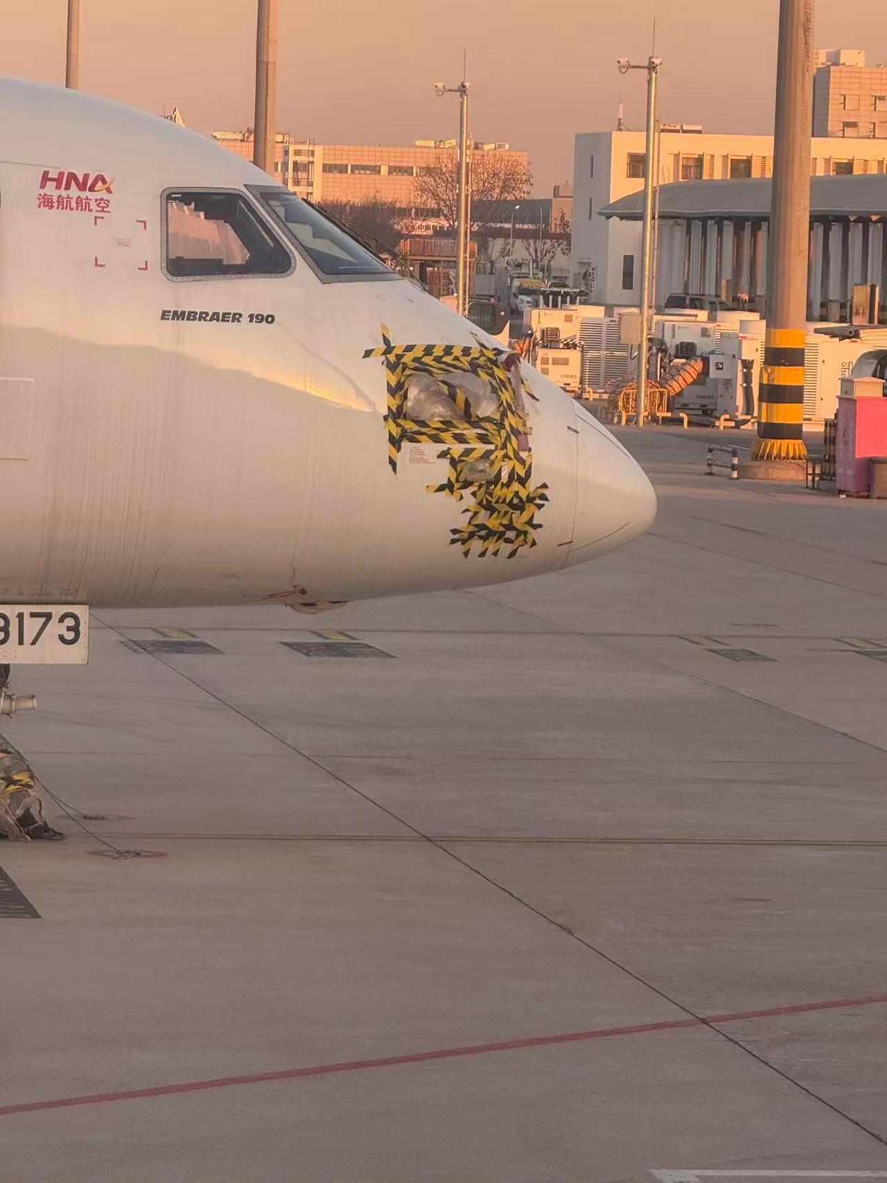 这是什么胶布？还能给飞机打补丁 