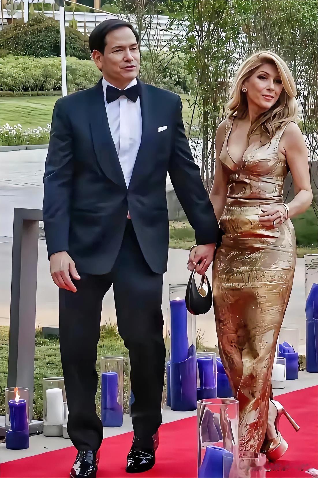 下面照片美国国务卿鲁比奥与妻子的合影。
你还别说鲁比奥老婆长的还不真难看，身材高
