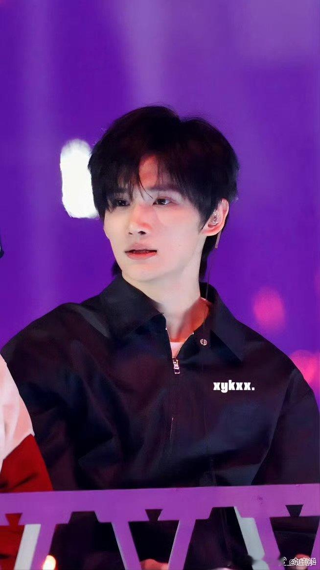 余宇涵现身张杰演唱会：荧光棒甩得比谁都欢，小火车坐得比谁都嗨，唯独脚滑比谁都快，