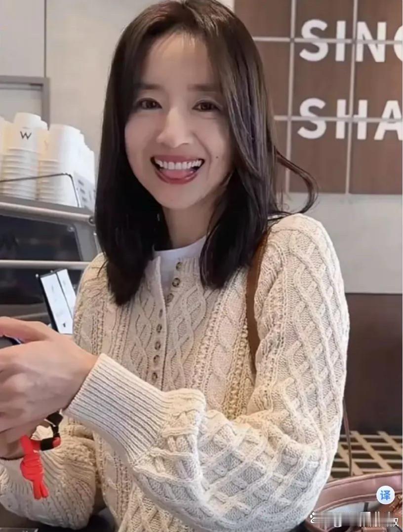 董洁杭州买咖啡被偶遇，米色毛衣叠穿白T时髦减龄，44岁看起来就像24岁！ 