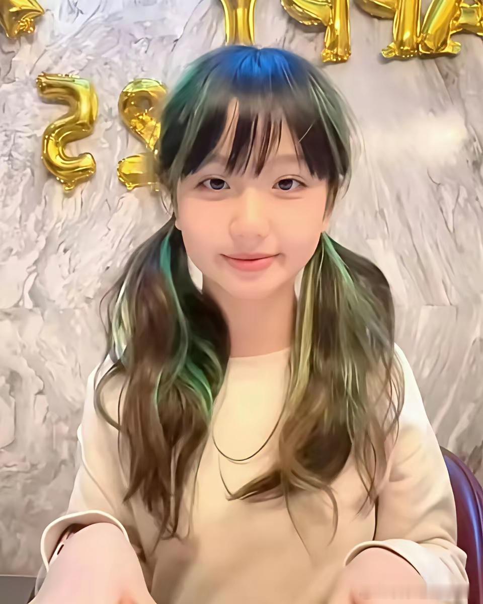 洪欣张丹峰女儿11岁了，洪欣的基因也太强大了，儿子女儿都和她好像，果然爸爸妈妈好