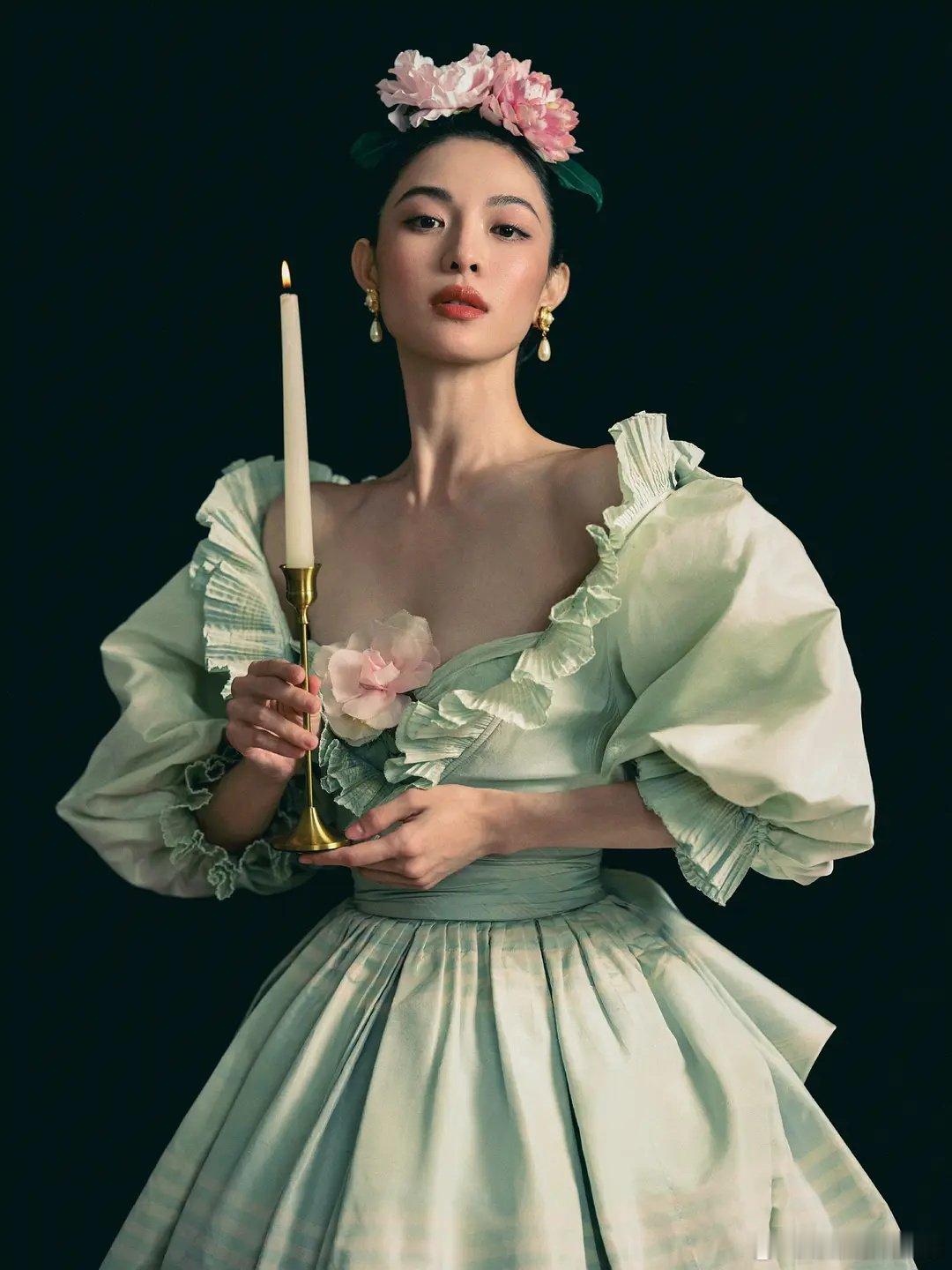 钟楚曦这次vogue盛典裙子很有特色啊，很漂亮，很不一样[期待][期待][期待]