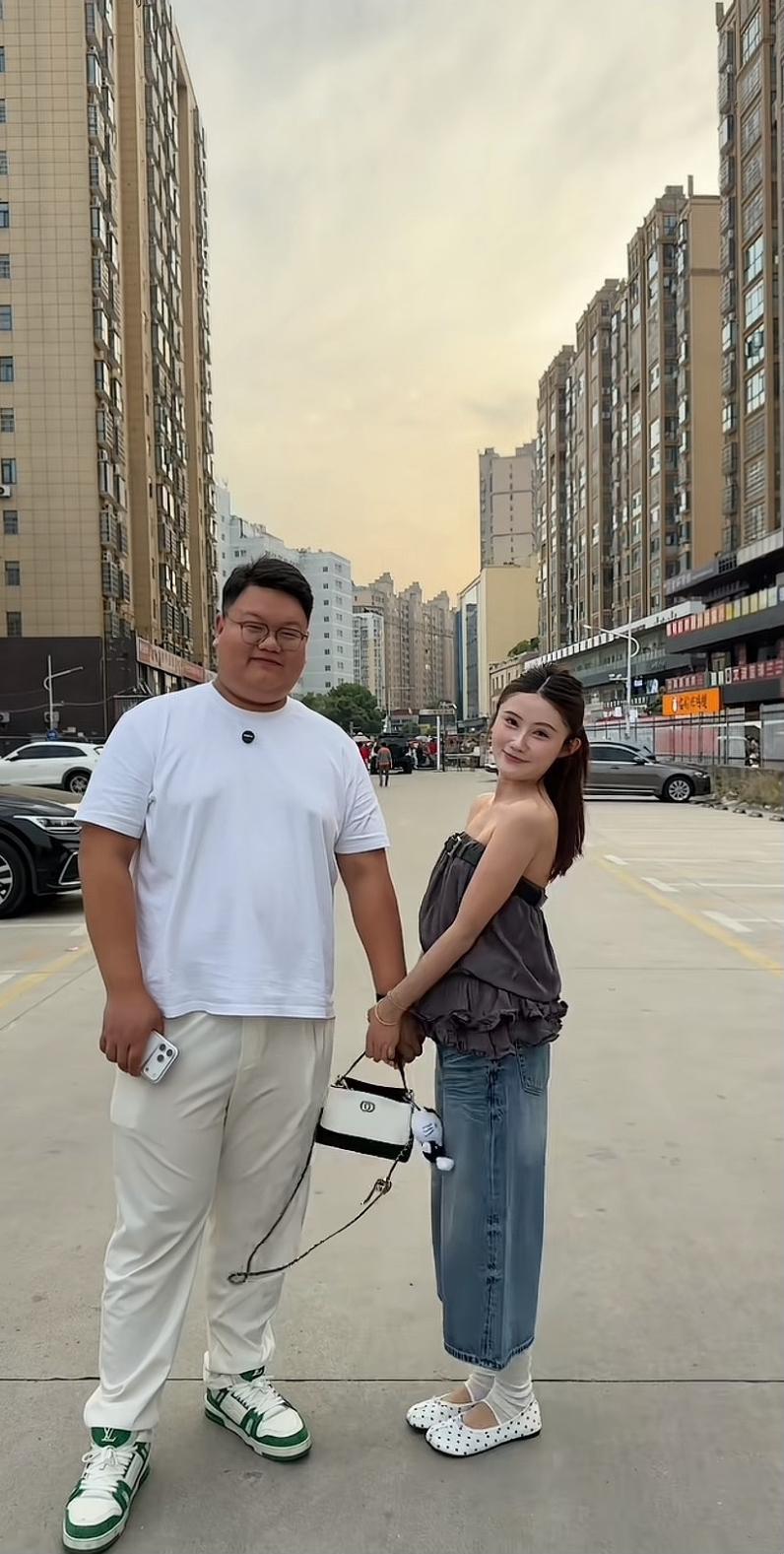 河南周口猛男，晋老五看着有点抠门。自己脚上穿着价值11000元的LV白绿配色板鞋