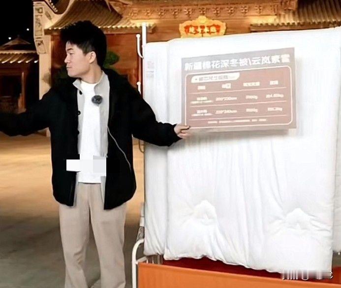 手机放下。等我把虾仁讲完。
宇辉扣住董董手机那一下，我愣住了。不是抢不抢的问题，