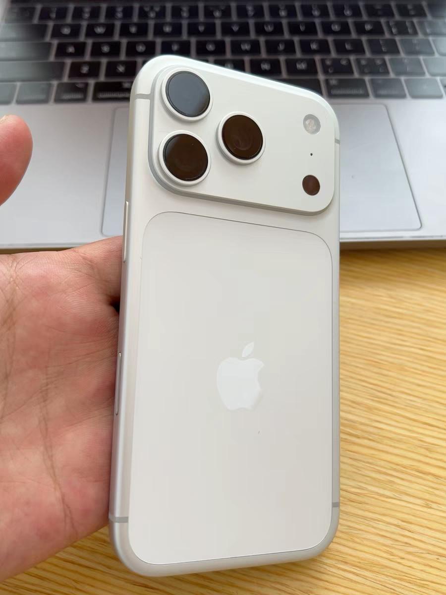 取消灵动岛+屏下面容，iPhone20真能实现吗？

最近刷满iPhone20二