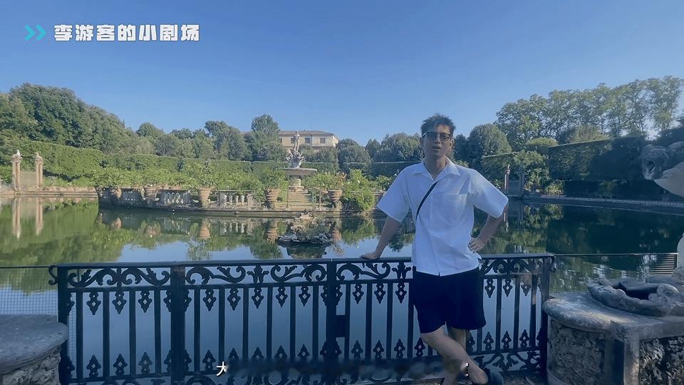 李现 lxprada代言人李现 愿越过花草世界种种迷离光鲜，始终落脚在有你的晨光