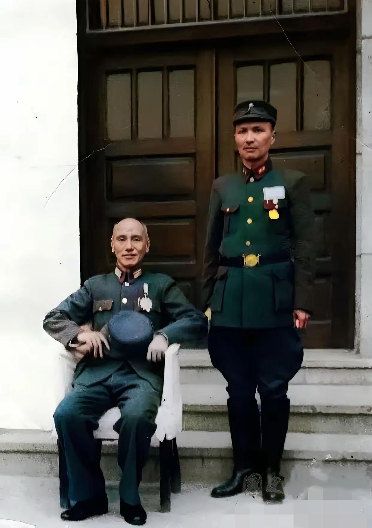 蒋介石的强盗流氓行为。
1蒋介石盗墓带领一个连挖开刘伯温的墓。
2手下孙殿英炸开