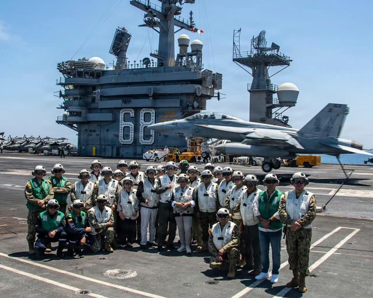 厄瓜多尔代表团访问了美国海军“尼米兹”号航空母舰，观摩了飞行甲板控制室的飞机调度