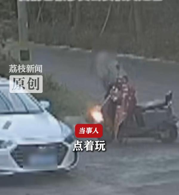 【男子手欠点柳絮玩烧毁路边汽车】男子点柳絮玩1分钟内火势失控 4月19日晚，江苏