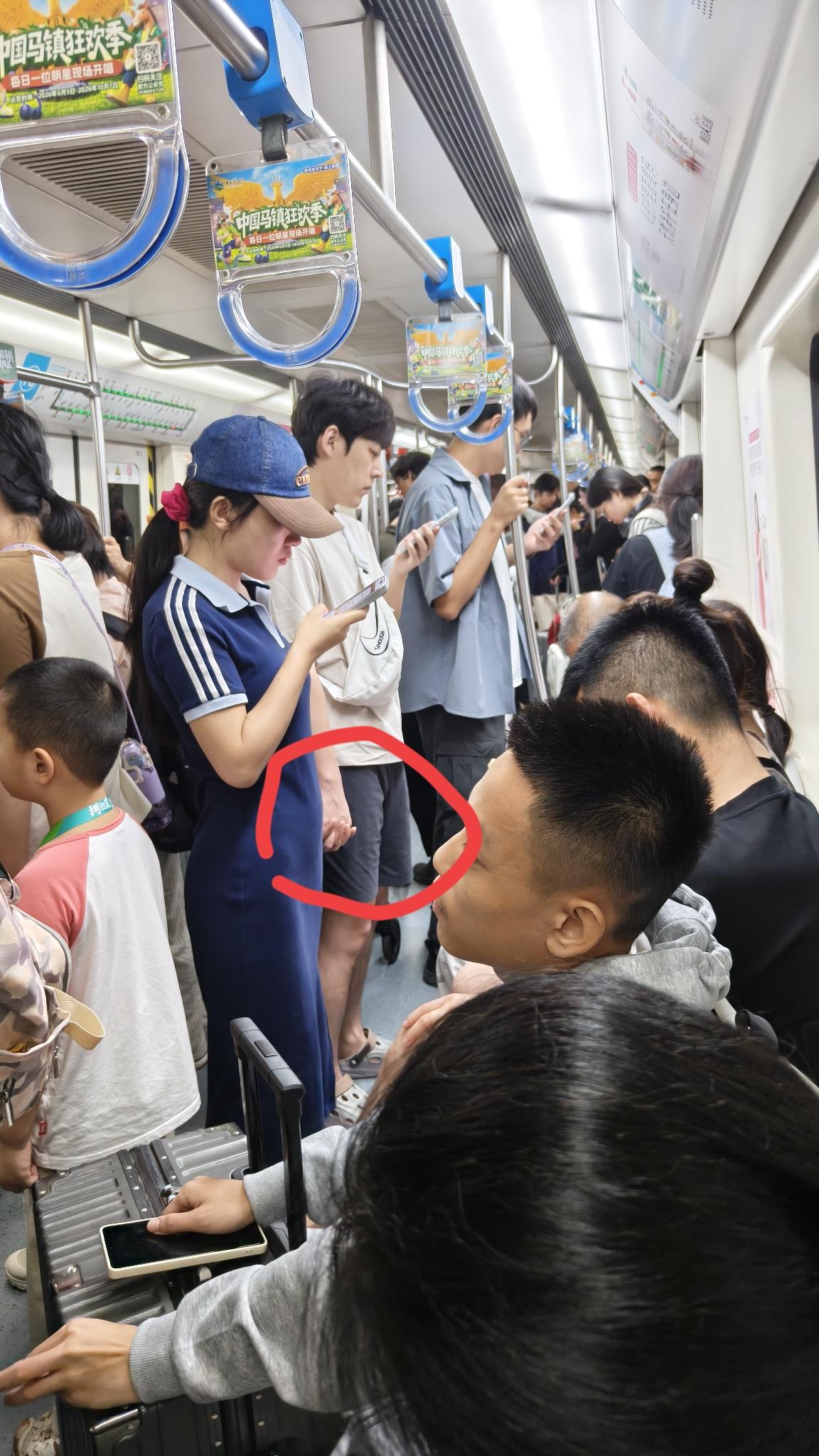现在有这种亲昵关系的年轻都不多了，在地铁上，人挤人，他们都手拉手。别人看见了都是