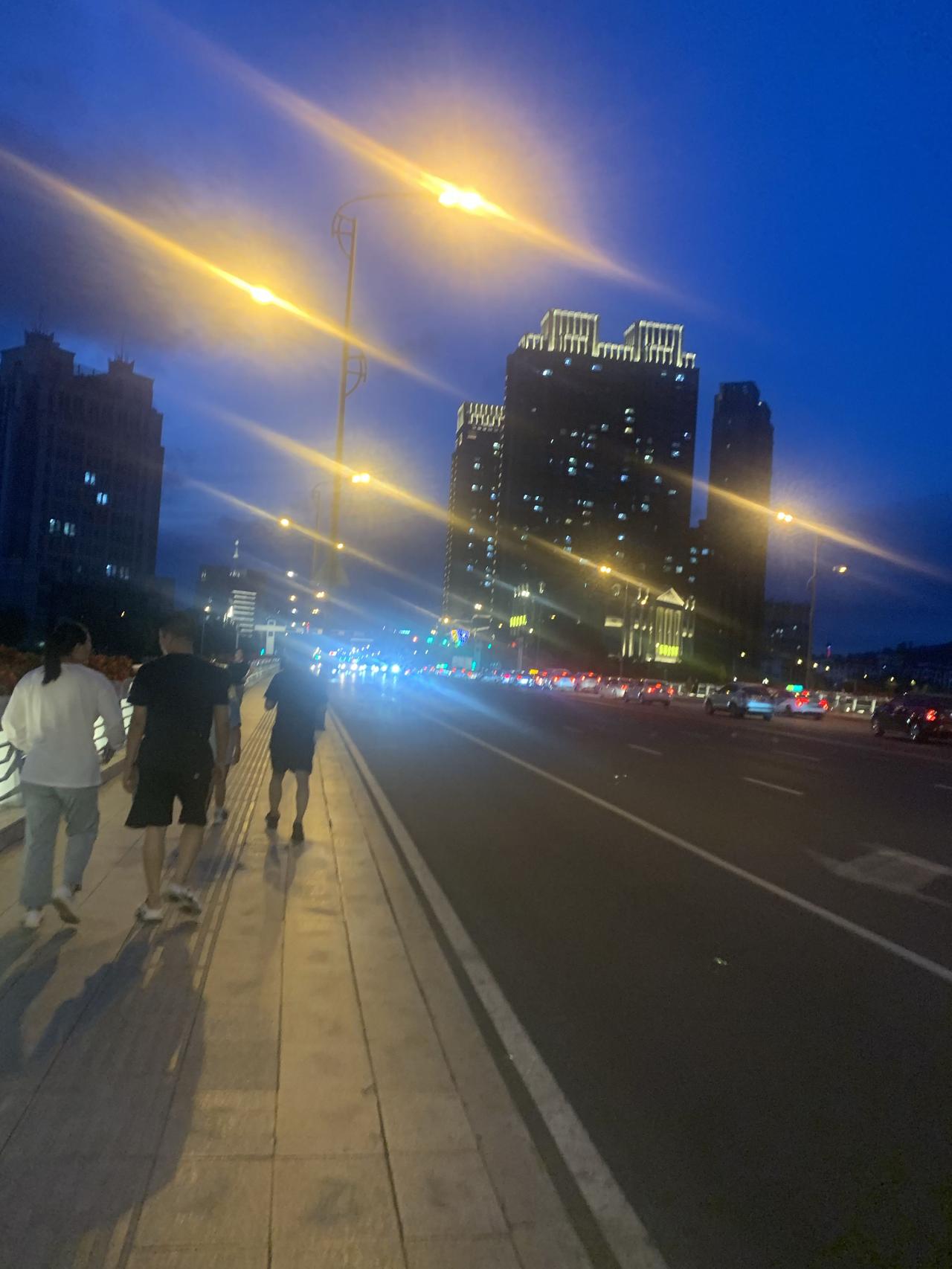 是没能力赚钱  也不没能力  就是突然懈怠了  好像很多方法都试过了  一直没成