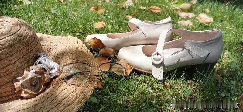 父亲住院时，我常盯着门外看。墙角那双沾着泥巴的旧皮鞋，陪了主人一整夜——他刚从老