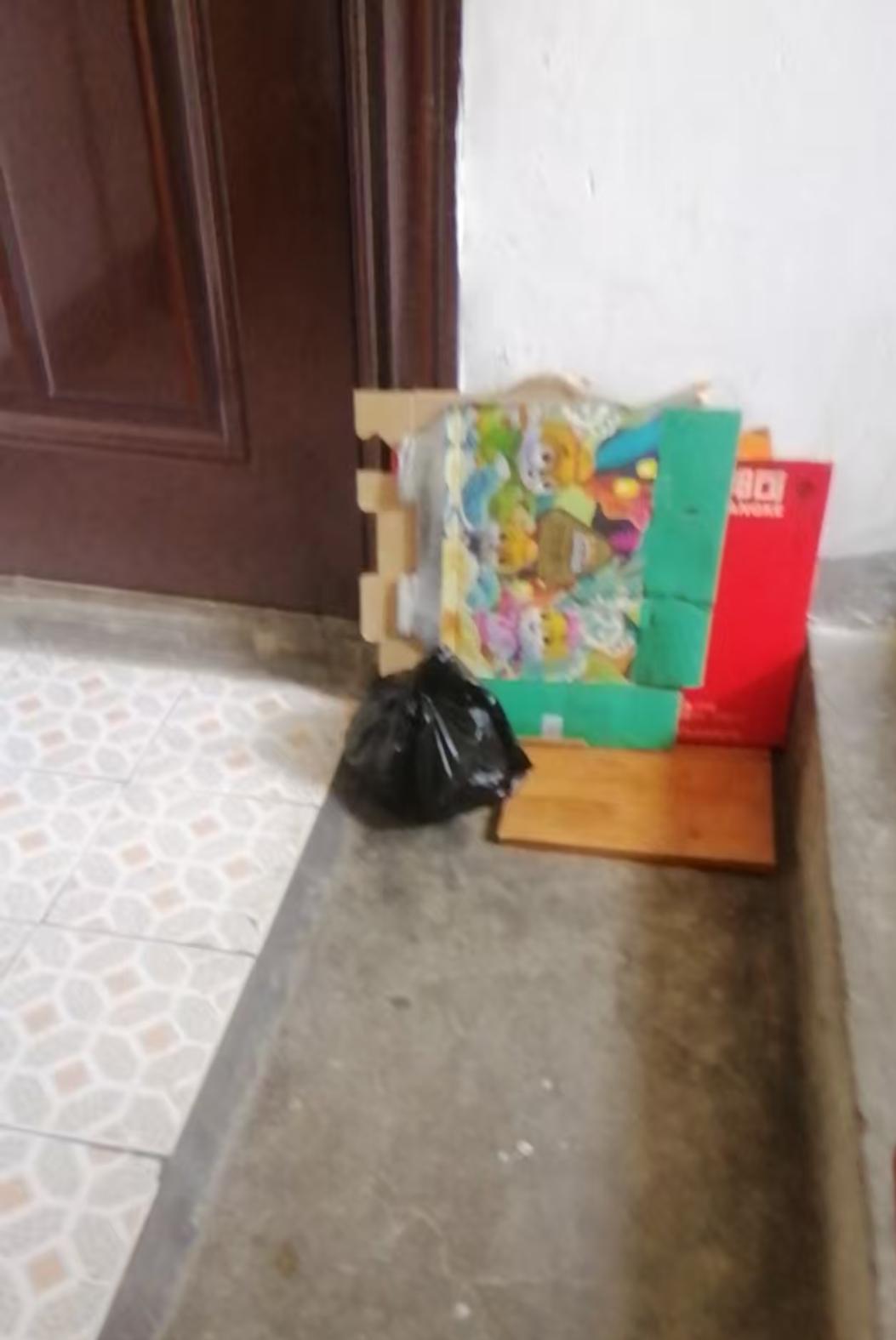 有个业主每天将垃圾用手一甩，像发射炮弹样丢在路上，今天经理忍无可忍凋了监控，并录