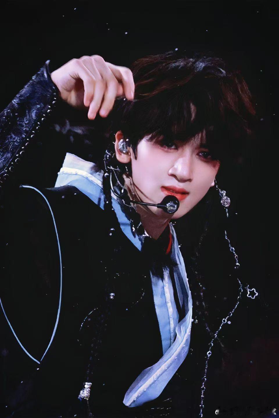 张信哲邓佳鑫称得上值得 邓佳鑫对这首歌的理解太到位了，把爱里的迷茫与追问唱得入木