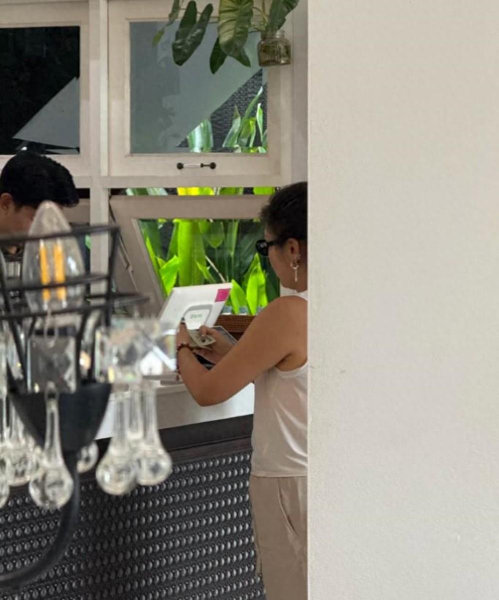何洁清迈度假被偶遇：体重反弹15斤，穿衣风格大变样！
7月1日，有网友在泰国清迈