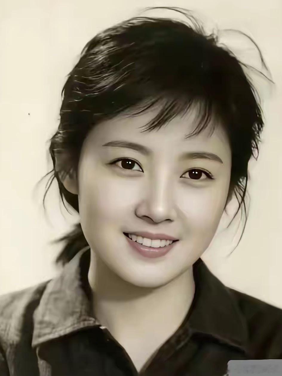 天然去雕饰，出水芙蓉如画人，自然之美悦人心，爱美之心人皆有之，男人多看美女延年益