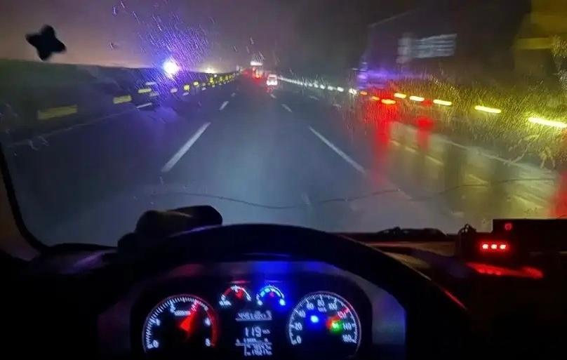 【今天起，开车“耍小聪明”没用了】凌晨三点，眼皮打架，你告诉自己“再撑半小时就到