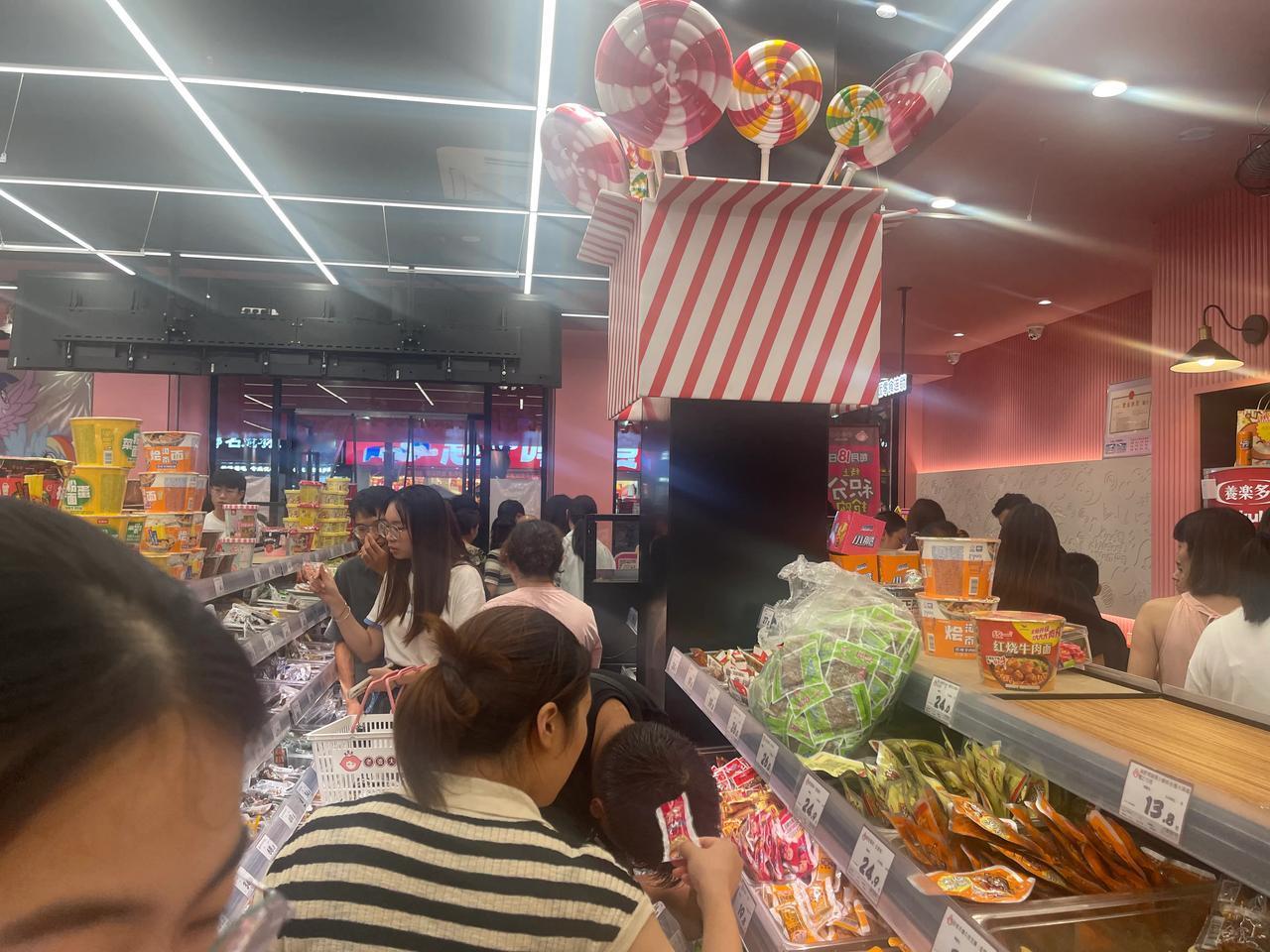 都说实体店不行，却发现实体连锁零食店生意风生水起，近些年大多数制造企业在三四线城
