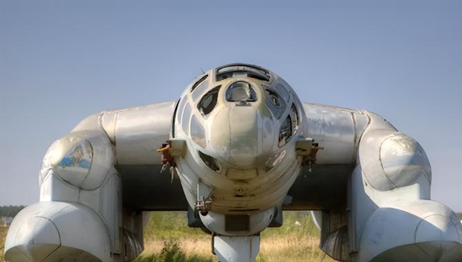 1975年，俄罗斯两名探险者，正在穿越一片荒原。

1975年的荒原上，安德鲁的
