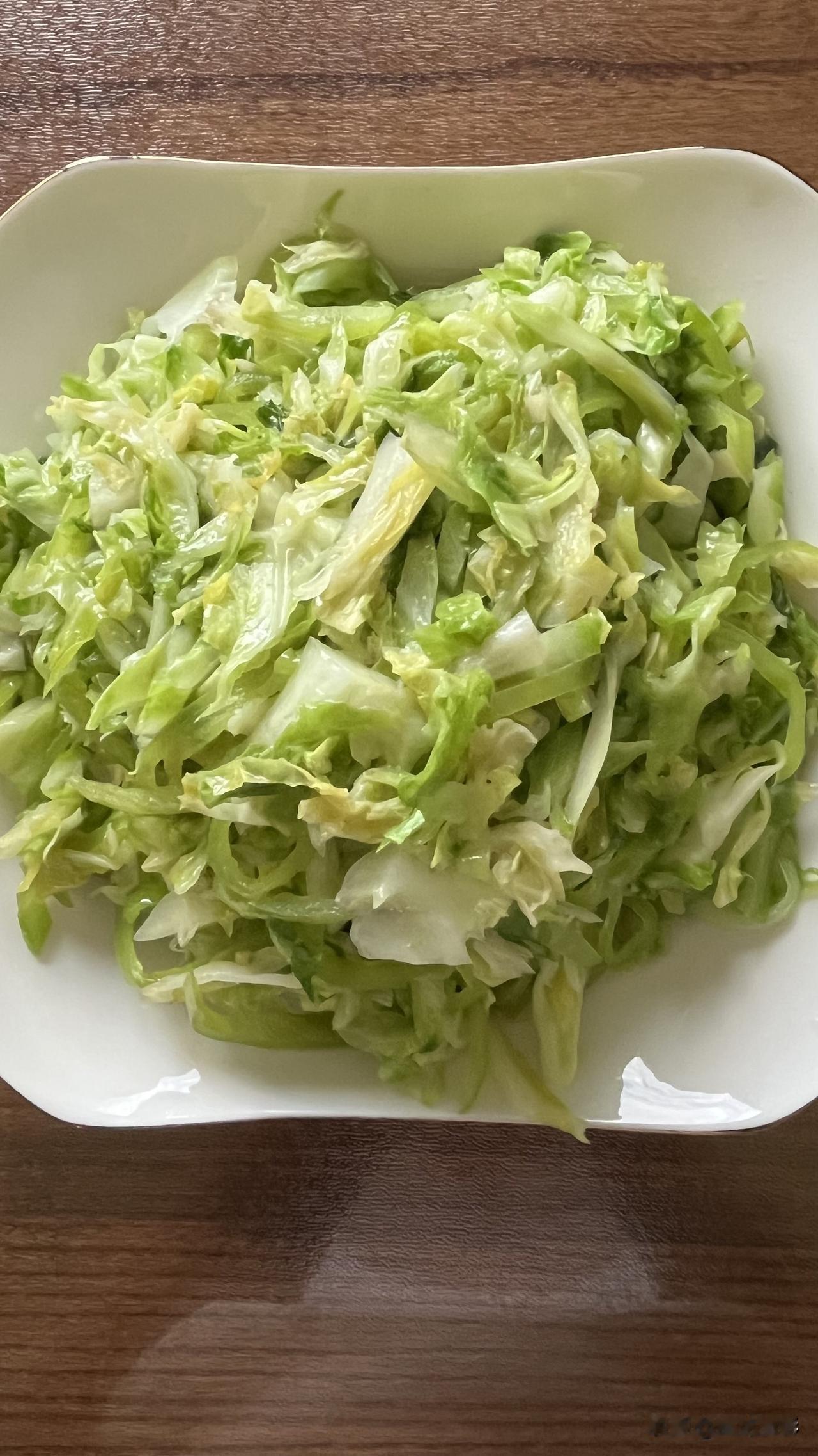 好友们晚上好！周日快乐，晚餐香香！今天的晚餐：
素炒圆白菜
红烧排骨
玉米红薯