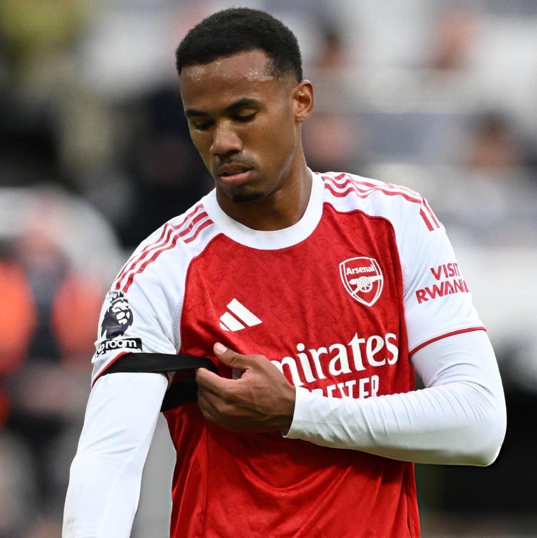 英超联赛已正式批准阿森纳的请求，在曼城比赛中佩戴黑色臂章，以纪念已故的前守门员亚