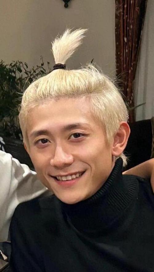 34岁张一山在新年和好哥们聚餐，直接被张一山的发型吸睛了，一头浅金色头发扎起一个