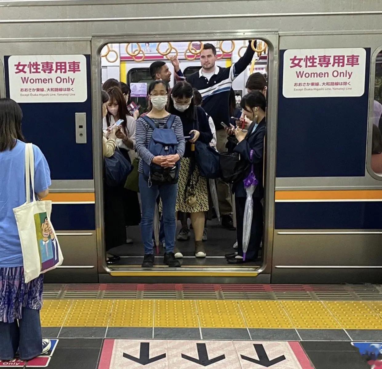 日本地铁即景：巧了，无论是黑人还是白人，都看不懂英文。 ​​​