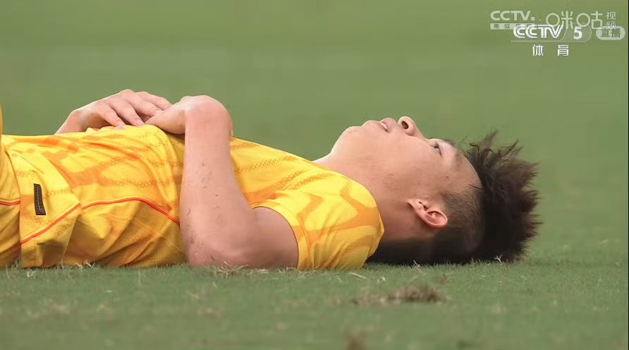 无缘亚运决赛！U23国足1-2韩国 亚运国足1比2韩国 王钰栋破门、毛伟杰伤退，