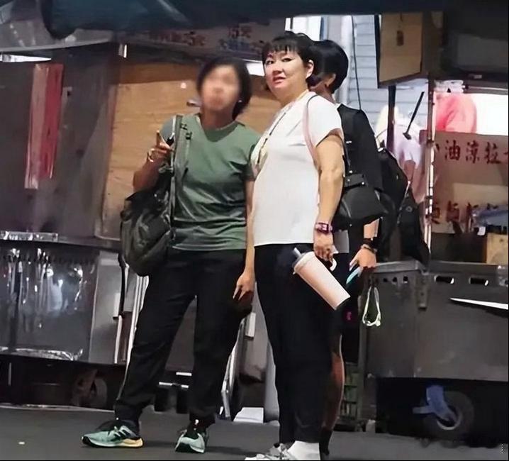 Selina任家萱跟男友去接孩子放学，不少网友都感慨她的变化有点大。 
