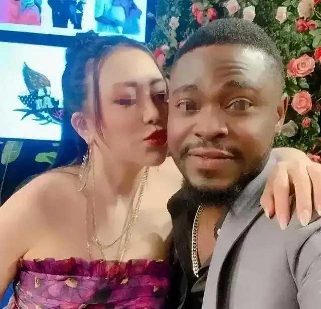 嫁到非洲三个月后，才知道自己是他第四个妻子。
这个女子也是被恋爱脑冲昏了头。
才