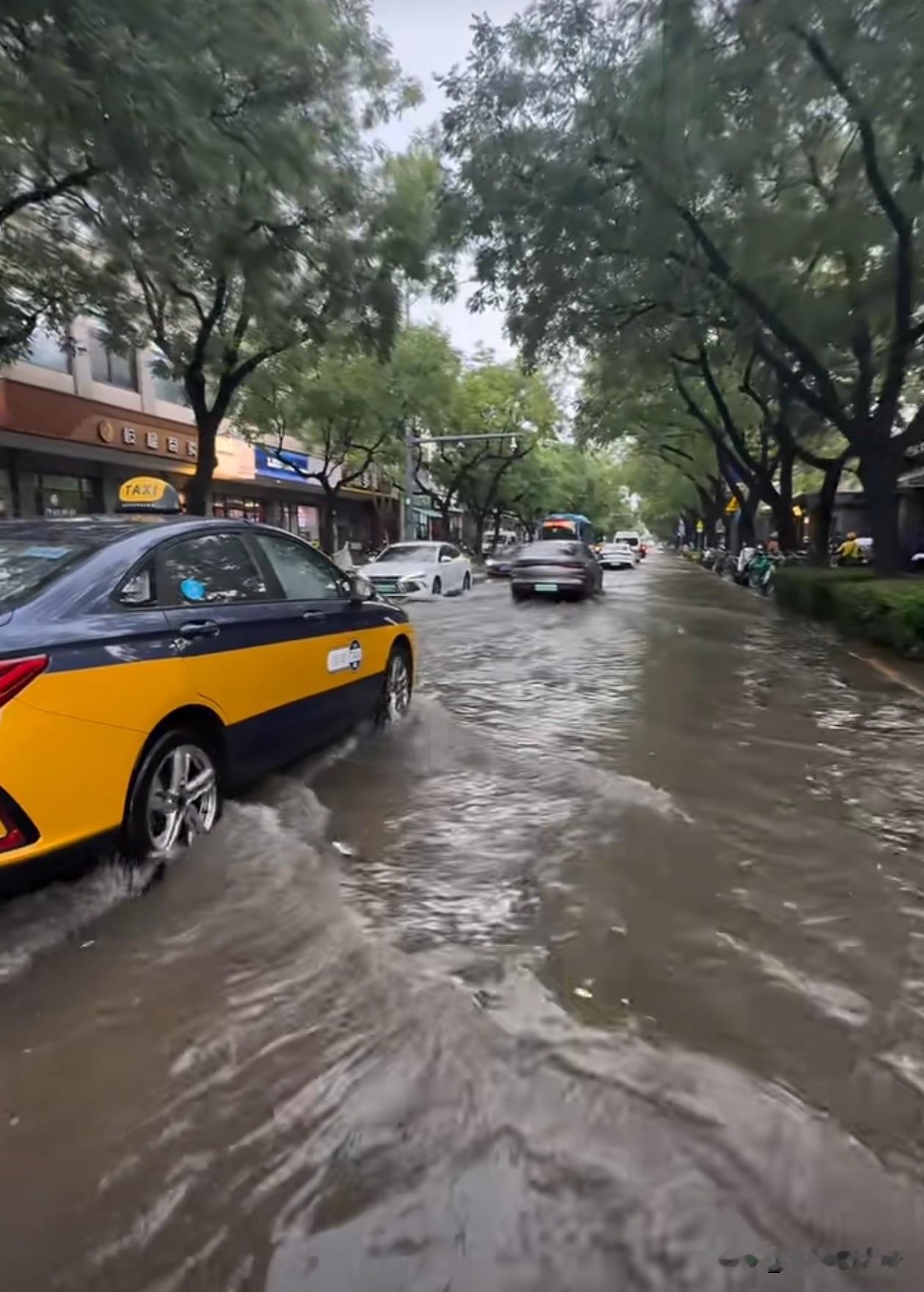 朋友圈爆了，雨水把北京东城，西城的路变成浅海。这么多电车在水里跑，漏电不漏电的不