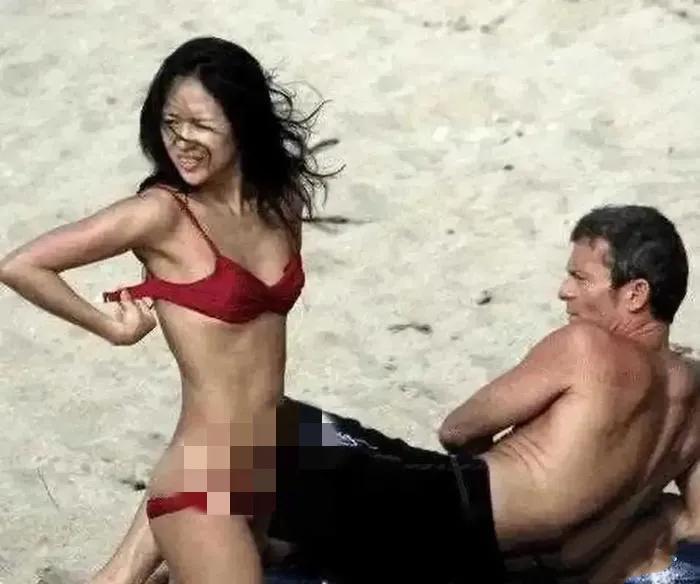 章子怡最想删除的一组照片！章子怡和第三任外籍男友海边嬉戏游玩，两人在海边秀恩爱时