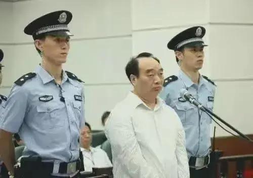 有些是从往日原有能“呼风唤雨”的“风云人物”，瞬间变成了“阶下囚”。从此以后没有