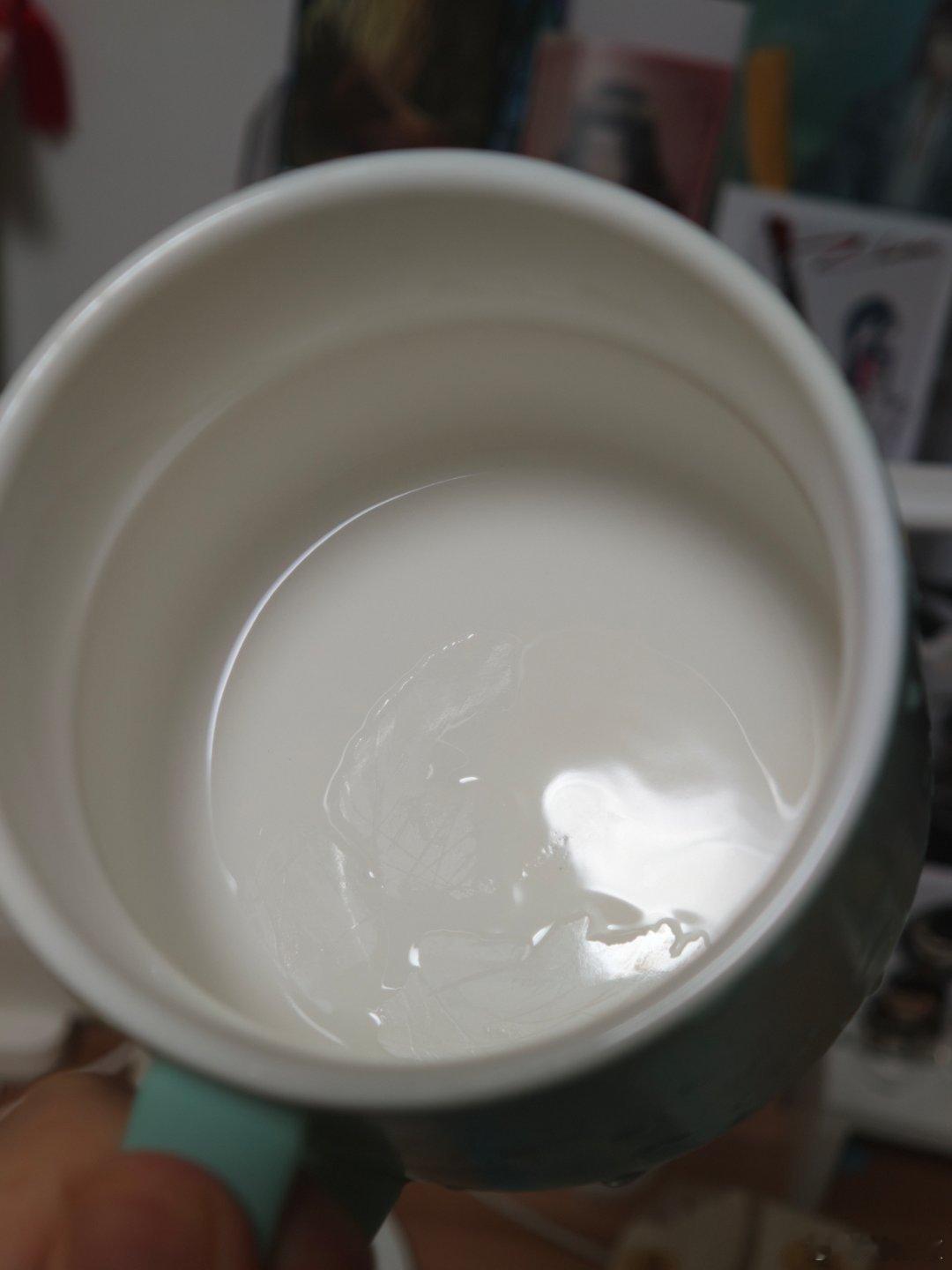 清洁牙套保持器的泡腾片拿来清洁水杯，效果简直一级棒
