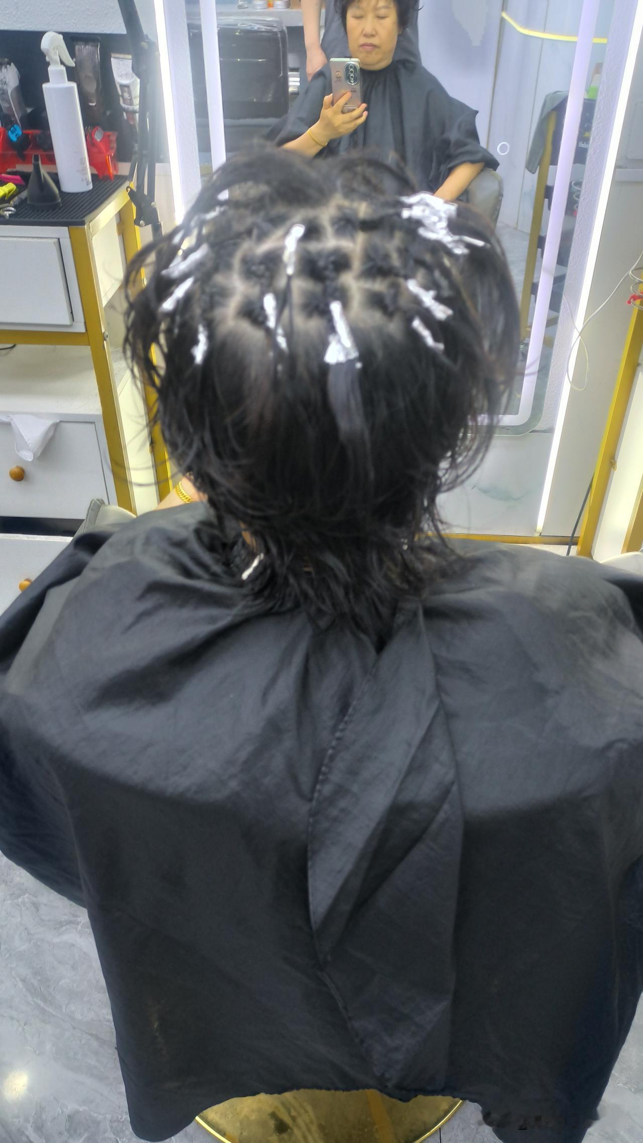 有没有发现，现在很多在大城市打拼的理发师，都陆陆续续回到家乡开店了？重新开始了？