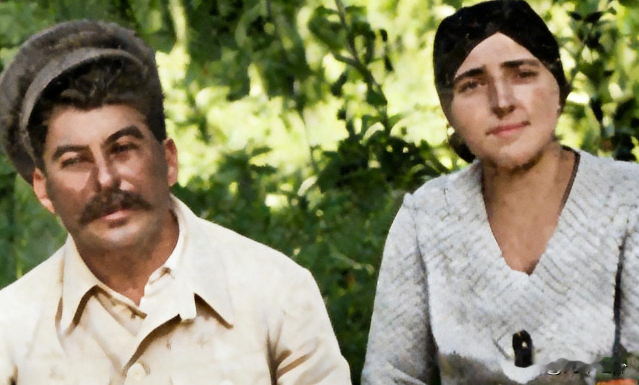 1932年克里姆林宫惨案：烟头掷脸逼死娇妻，一封绝信让斯大林彻底黑化
 
193